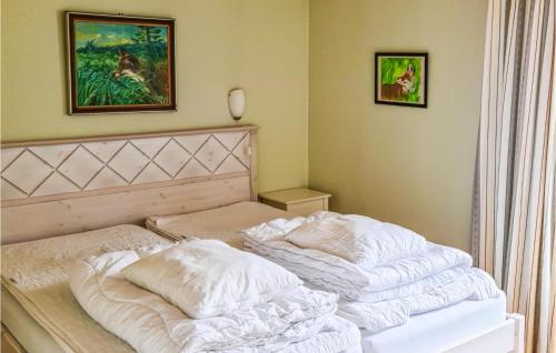RydにあるAmazing Home In Tingsryd With 2 Bedrooms, Sauna And Wifiの白いシーツが備わるベッド2台が備わる客室です。