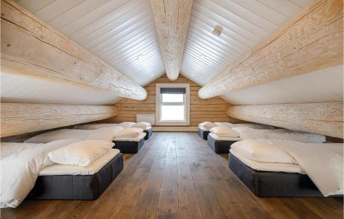 En eller flere senger på et rom på Gorgeous Home In Sjusjen With Sauna