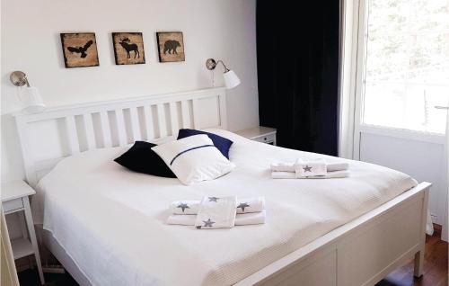 Östra Viker的住宿－Gorgeous Home In rjng With Wifi，一张白色的床,上面有两条白色毛巾