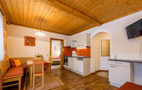 Stunning Apartment In Flachau With 2 Bedrooms And Wifiにあるキッチンまたは簡易キッチン