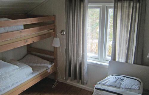 Katil dua tingkat atau katil-katil dua tingkat dalam bilik di Beautiful Home In Vega With Wifi