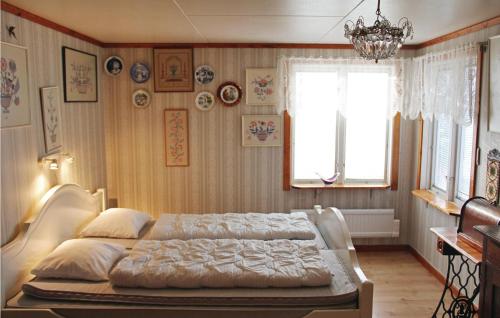 Säng eller sängar i ett rum på Lovely Home In Rdeby With Kitchen