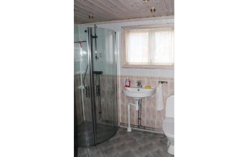 Ett badrum på Lovely Home In Rdeby With Kitchen