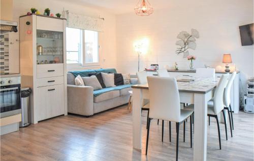 une cuisine et un salon avec une table et des chaises dans l'établissement Amazing Home In Hermanville-Sur-Mer, à Hermanville-sur-Mer