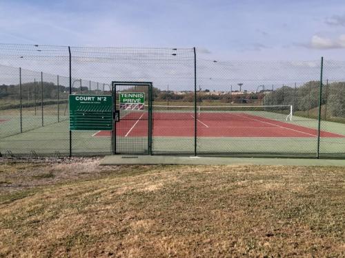 Photo de la galerie de l'établissement Maison à 300m de la plage avec piscine chauffée, tennis, terrasse ensoleillée et WiFi - FR-1-231-58, à Bretignolles-sur-Mer
