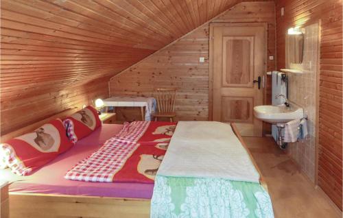 Ein Bett oder Betten in einem Zimmer der Unterkunft Stunning Apartment In Fresach With House A Panoramic View