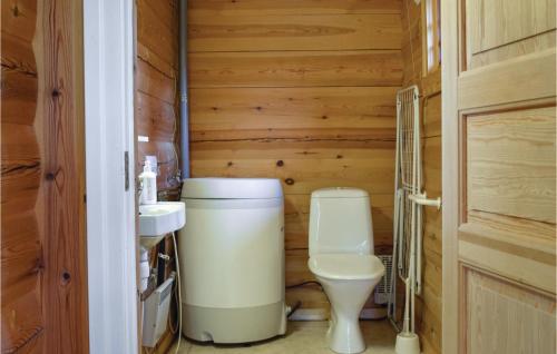 Baño pequeño con aseo y lavamanos en Sundflathytta en Edlandsgrend