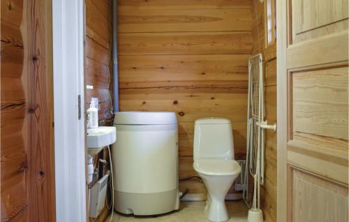 a small bathroom with a toilet and a sink at Sundflathytta in Edlandsgrend