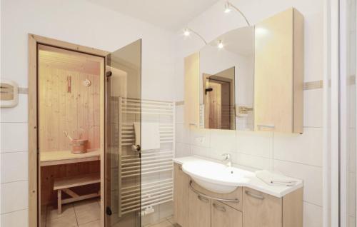 A bathroom at Beautiful Apartment In Rechlin With Sauna