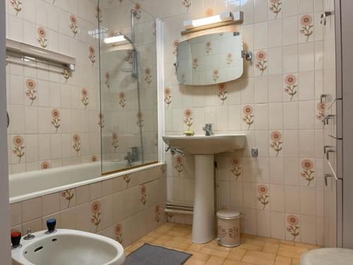 La salle de bains est pourvue d'un lavabo, d'une baignoire et de toilettes. dans l'établissement Appartement Les Sables-d'Olonne, 3 pièces, 6 personnes - FR-1-422-28, à Les Sables-dʼOlonne