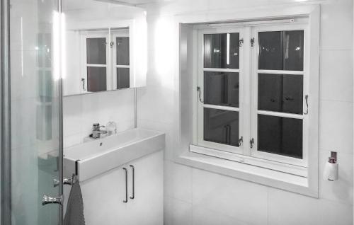 een witte badkamer met een wastafel en een raam bij Gorgeous Home In Dirdal With House A Mountain View in Dirdal