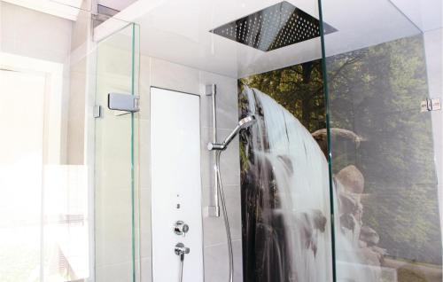 een douche met een glazen deur in de badkamer bij 6 Bedroom Lovely Home In Lunteren in Lunteren
