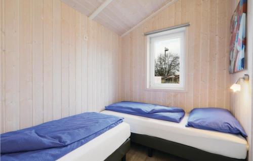 2 letti in una piccola camera con finestra di Abendrot 5 - Dorf 3 a Priwall
