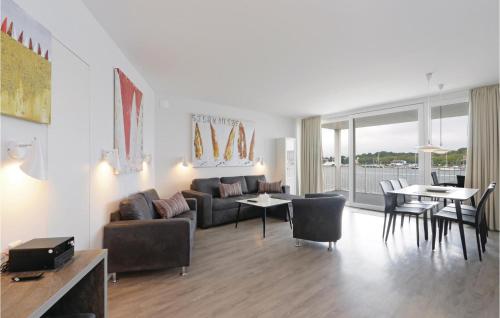ein Wohnzimmer mit einer Couch und einem Tisch und Stühlen in der Unterkunft Priwallpromenade 2, Whg 4 in Travemünde