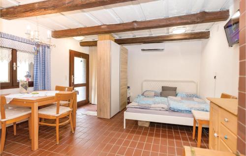 een slaapkamer met een bed en een tafel en stoelen bij Nice Home In Heiligenbrunn With Kitchenette in Heiligenbrunn