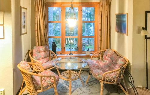 uma sala de estar com uma mesa e cadeiras e uma janela em Stunning Home In Skla With Wifi em Røvik