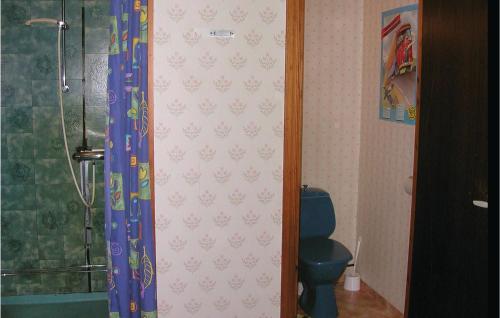 ビンメルビューにあるNice Home In Vimmerby With Kitchenのバスルーム(シャワー、青いトイレ付)