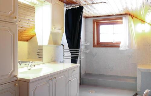y baño con lavabo y ducha. en Stunning Home In Agunnaryd With 4 Bedrooms And Wifi, en Agunnaryd