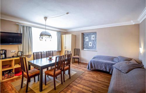 salon ze stołem jadalnym i sypialnia w obiekcie Ferienwohnung - Wagrain w mieście Wagrain