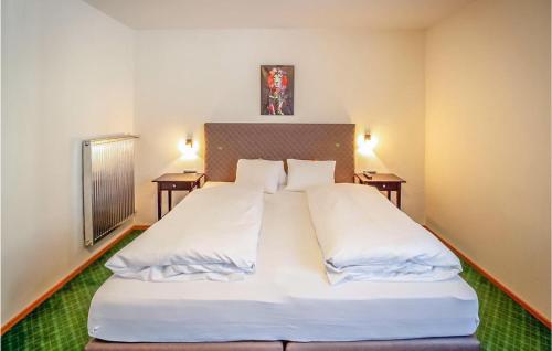 Un pat sau paturi într-o cameră la Nice Apartment In Wagrain With Outdoor Swimming Pool