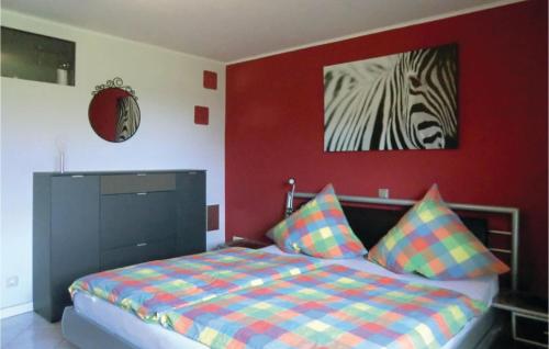 Tempat tidur dalam kamar di Amazing Apartment In Karlshausen With Kitchen