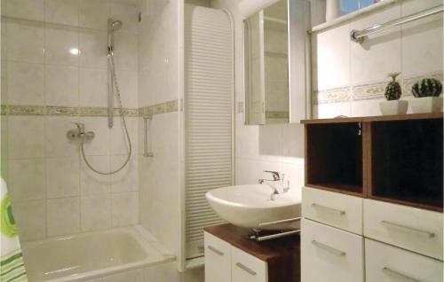 Koupelna v ubytování Amazing Apartment In Karlshausen With Kitchen