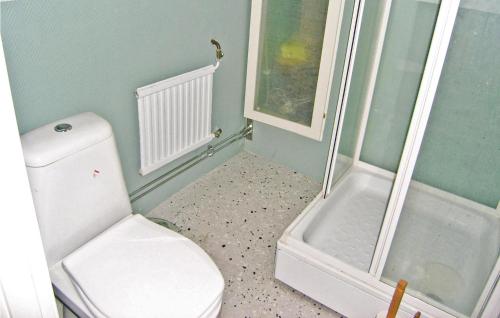 een kleine badkamer met een toilet en een douche bij 1 Bedroom Awesome Home In Strmsnsbruk in Kvinnhult
