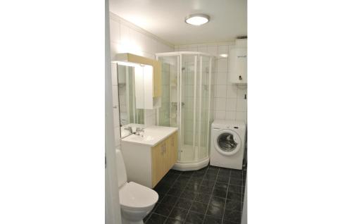 y baño con lavamanos y lavadora. en Stunning Apartment In Korshamn With House Sea View en Korshamn