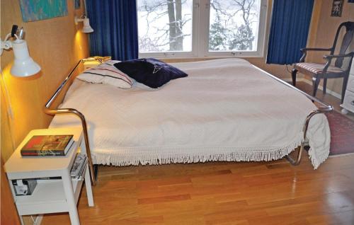Un pat sau paturi într-o cameră la Amazing home in Sparreholm with 5 Bedrooms, Sauna and WiFi