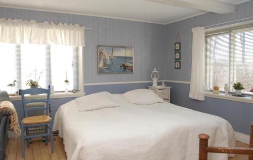 Säng eller sängar i ett rum på Stunning Home In Ystad With Kitchen