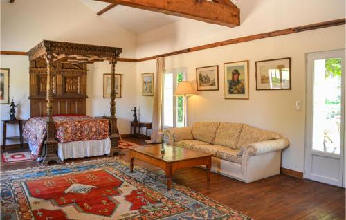 uma sala de estar com uma cama e um sofá em Cozy Home In Campsegret With Kitchen em Campsegret