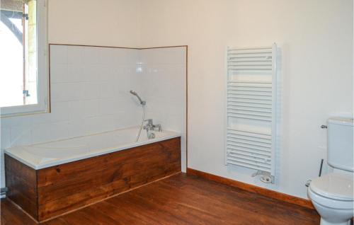 Ένα μπάνιο στο Cozy Home In Campsegret With Kitchen