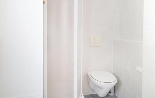een witte badkamer met een toilet en een douche bij 1 Bedroom Gorgeous Apartment In Medebach in Medebach