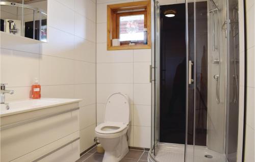 Ванная комната в 3 Bedroom Stunning Home In Hol I Tjeldsund