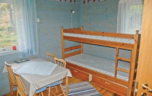 1 dormitorio con litera, mesa y sillas en Beautiful Home In Bullaren With Kitchen, en Bullaren