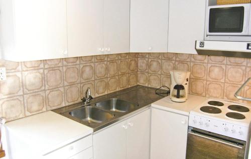 Η κουζίνα ή μικρή κουζίνα στο Holiday Home Jonshult Hjältevad