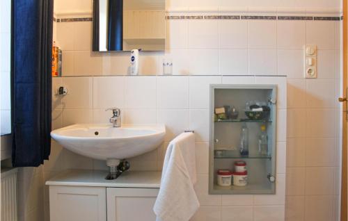 3 Bedroom Lovely Apartment In Attendorn-niederhelden في Niederhelden: حمام مع حوض ومنشفة