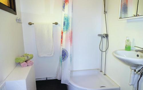 Et badeværelse på Beautiful Home In Fjlkinge With 3 Bedrooms And Wifi