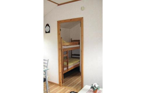 ヴィスビーにあるBeautiful Home In Visby With 1 Bedrooms And Wifiの鏡付きの廊下、ベッド付きの部屋