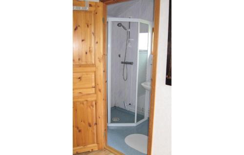 baño con ducha y puerta de cristal en Cozy Home In Visby With Wifi en Visby