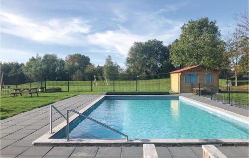 - une piscine dans un parc avec une aire de jeux dans l'établissement Cozy Home In Tzummarum With Outdoor Swimming Pool, à Tzummarum