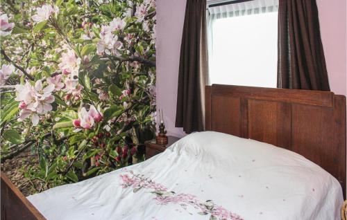 a bed in a bedroom with a flowering plant at Awesome Home In Acquoy With Wifi in Acquoy
