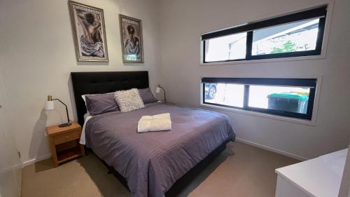 a small bedroom with a bed and a window at Romantic Retreat Inverloch in Inverloch