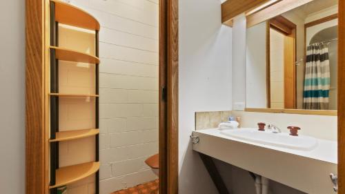 La salle de bains est pourvue d'un lavabo et d'un miroir. dans l'établissement Alpine Haven 7, à Mount Hotham