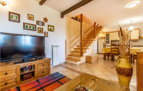 Amazing Home In Stanjel With Kitchen في ستانجيل: غرفة معيشة مع تلفزيون بشاشة مسطحة كبيرة