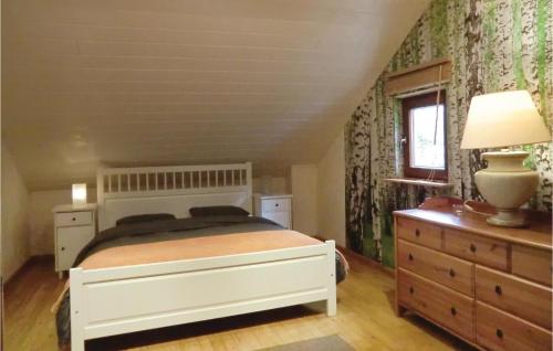 1 dormitorio con 1 cama, vestidor y ventana en Stunning Home In Vianden With 3 Bedrooms And Wifi en Vianden