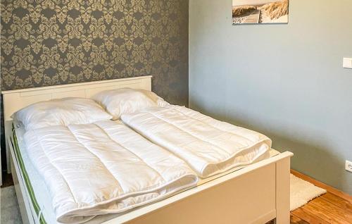 Amazing Home In Norddeich With Wifiにあるベッド