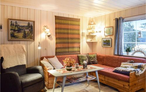 a living room with a couch and a table at Heggebu in Vråliosen