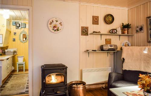 a living room with a stove in a room at Heggebu in Vråliosen