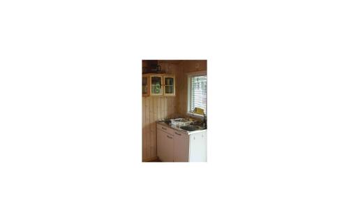 ビンメルビューにあるCozy Home In Vimmerby With Kitchenのバスルーム(洗面台、鏡付)
